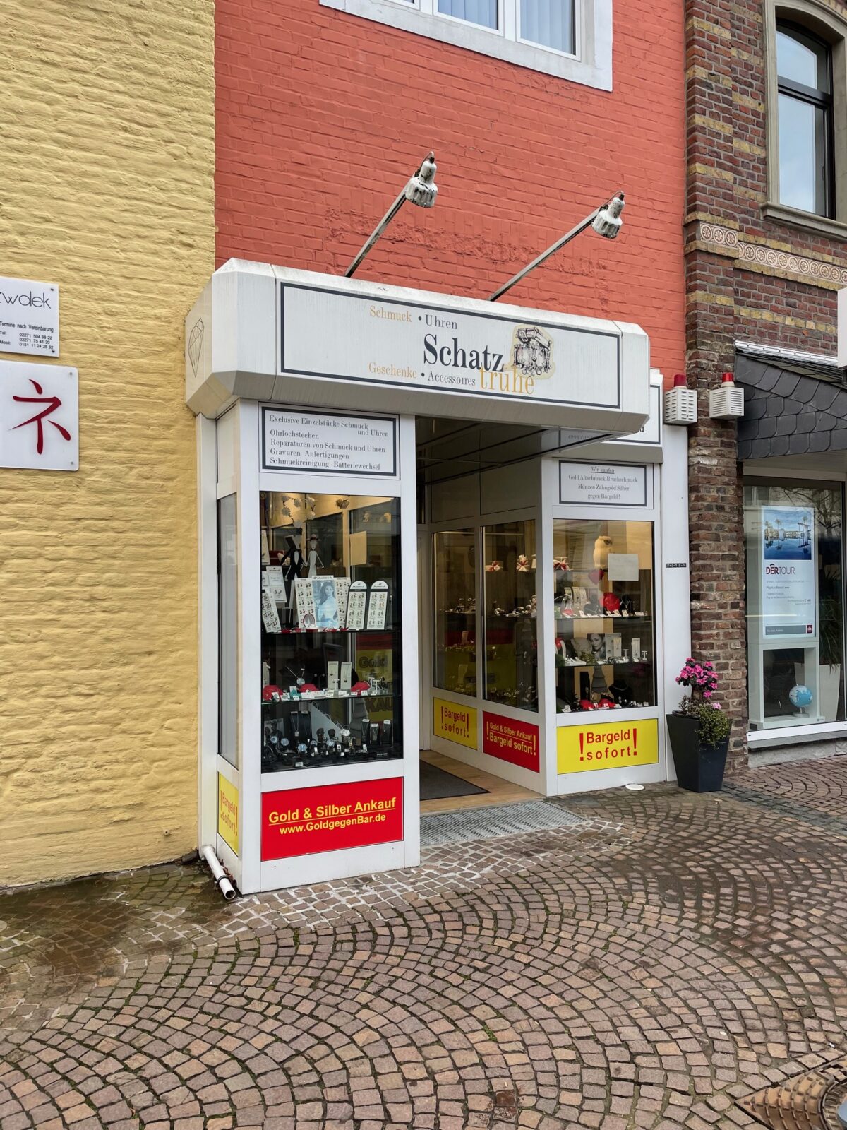 Schmuckgeschäft mit buntem Eingang